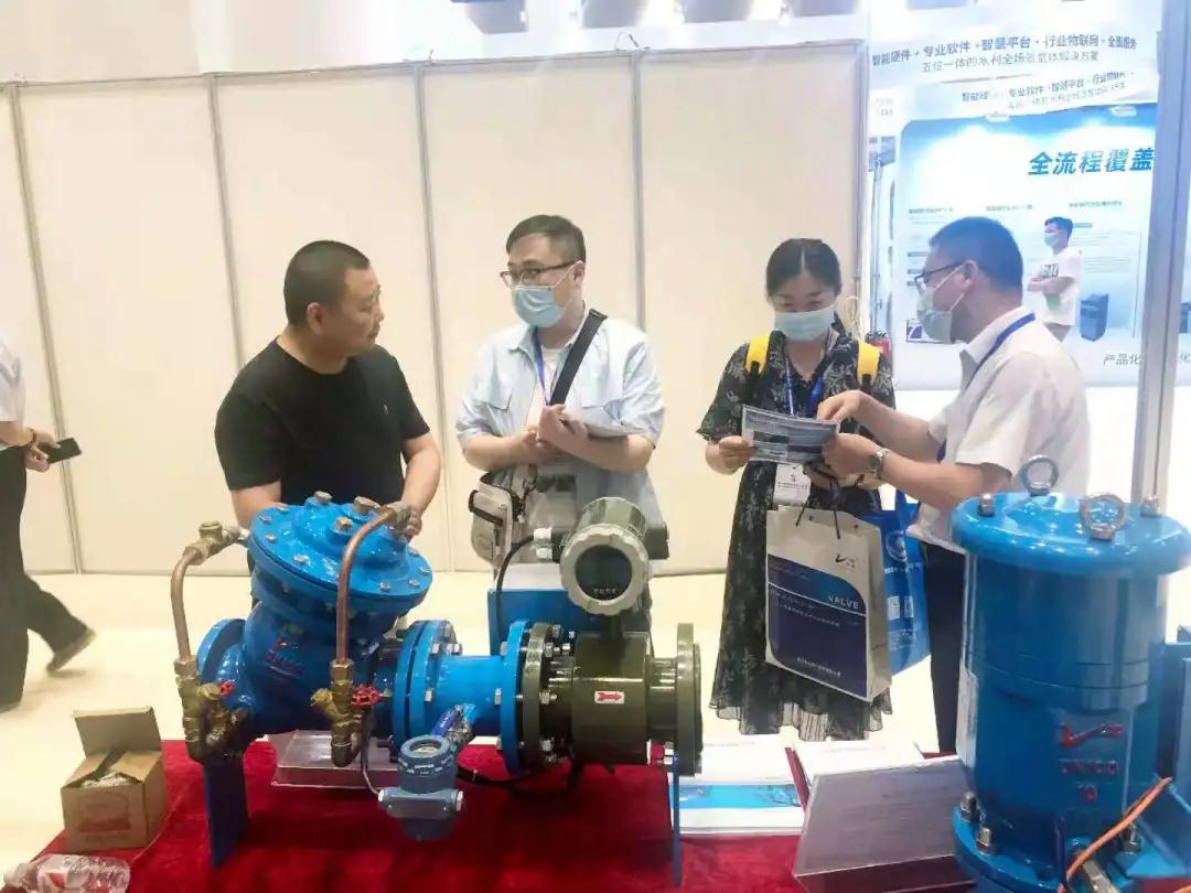 南方閥門在博覽會上與觀眾交流