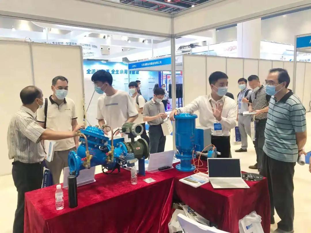 南方閥門在博覽會上與觀眾交流